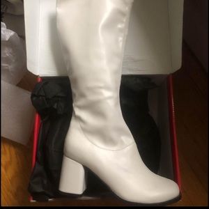 NWT White GOGO boots